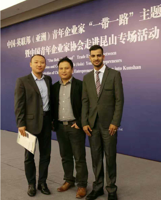 仟億達(dá)龐總（左一）與卡薩萊亞有限公司首席執(zhí)行官瑞吉&bull;德哈&bull;約翰（左二）、百德私人有限公司首席執(zhí)行官薩巴斯&bull;薩皮克答（左三）