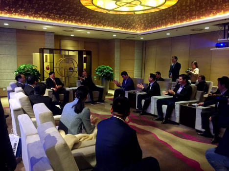 福州市市長尤猛軍、副市長胡振杰、北京福建商會會長陳春玖與仟億達董事長鄭兩斌 （右排左三）等進行會談