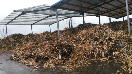上圖為農(nóng)林廢棄物秸稈、木屑等