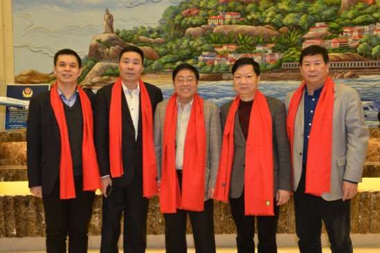仟億達(dá)集團(tuán)董事長鄭兩斌（左一）、陜西廈門商會(huì)會(huì)長陳信雄（左二）、與廈門市人原副主任汪興裕（正中）、廈門駐京辦主任王飛（右二）廈門企業(yè)商會(huì)會(huì)長蔣清林（右一）