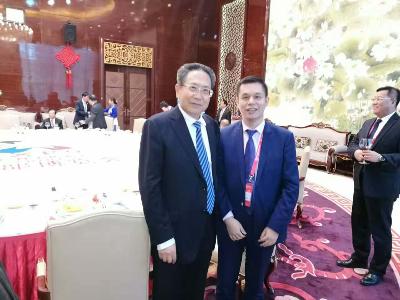 安徽省委書(shū)記、省人常委會(huì)主任李錦斌（左）仟億達(dá)集團(tuán)董事長(zhǎng)鄭兩斌（右）與合影留念