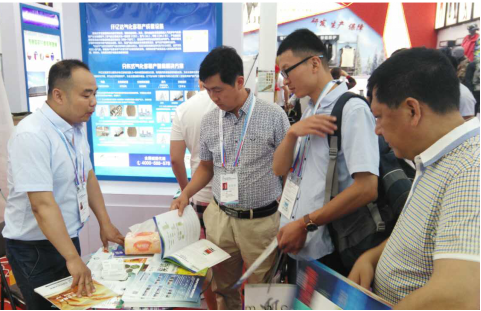 仟億達(dá)集團(tuán)展臺吸引各界人士前來參觀、咨詢