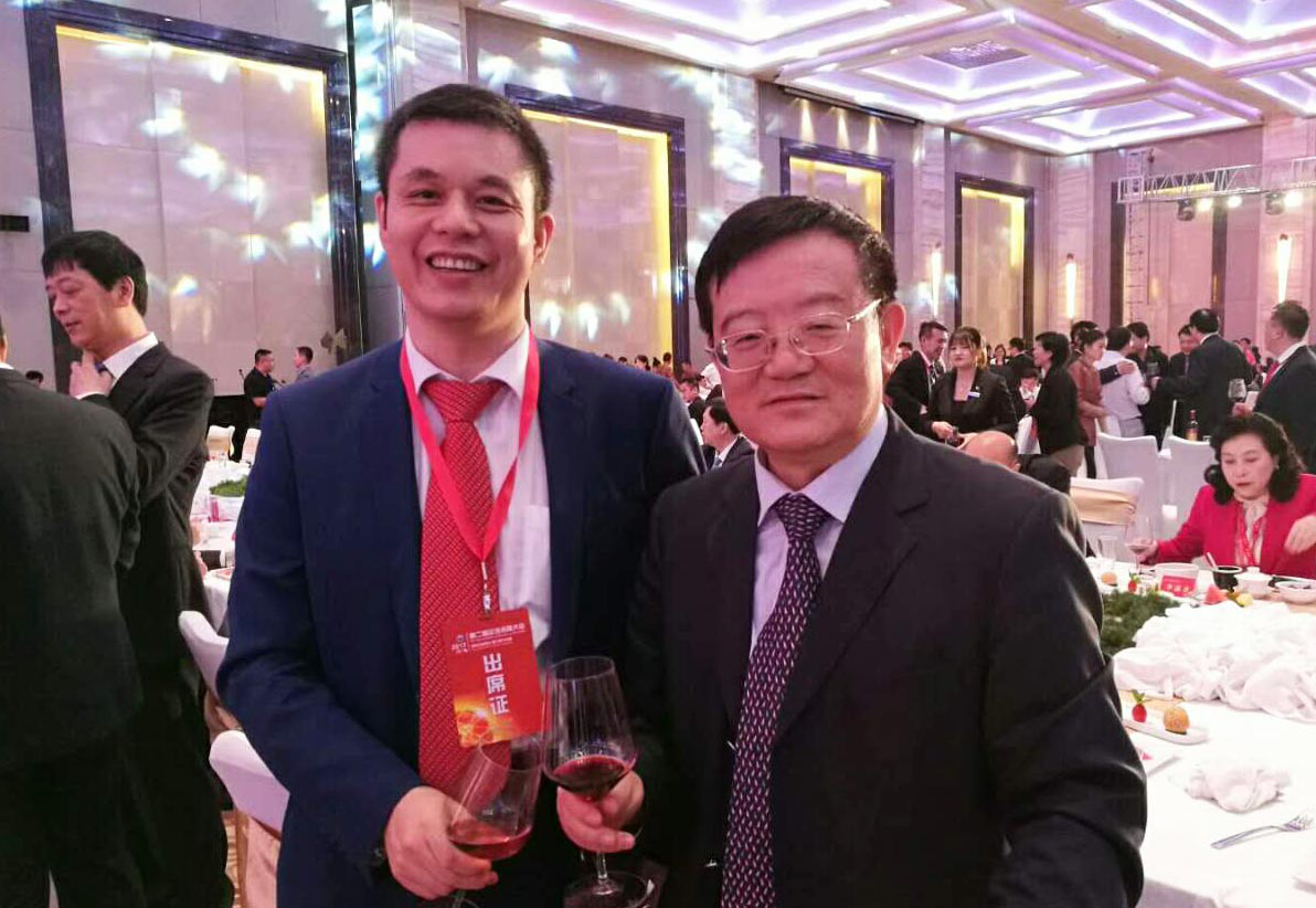 全國(guó)工商聯(lián)黨組書記、常務(wù)副主席徐樂江（右）與仟億達(dá)集團(tuán)董事長(zhǎng)鄭兩斌（左）